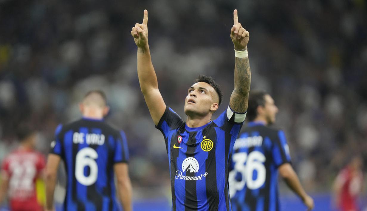 Pemain Inter Milan, Lautaro Martinez, melakukan selebrasi setelah mencetak gol ke gawang Monza pada laga perdana Serie A musim 2023/2024 di Stadion Giuseppe Meazza, Minggu (20/8/2023). Inter Milan menang dengan skor 2-0. (AP Photo/Luca Bruno)