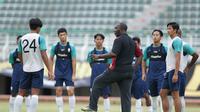 Jacksen Tiago memimpin sesi latihan Persis Solo di Stadion Gelora Bung Tomo Surabaya (Dok. Persis Solo)