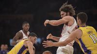 Brook Lopez berduel dengan saudara kembarnya Robin Lopez (AP)