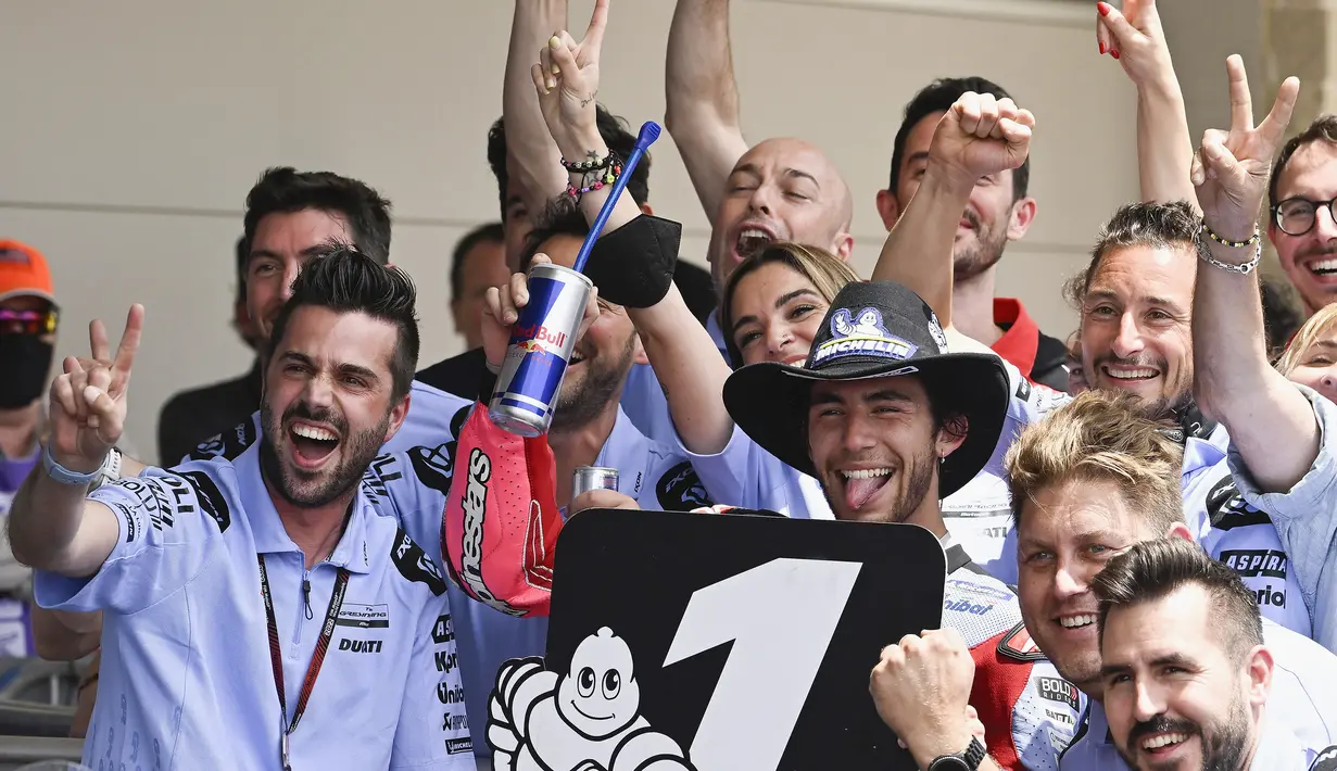 Dengan hasil di MotoGP Amerika ini, Enea Bastianini memimpin dalam klasemen pembalap di kelas MotoGP. Dengan mengoleksi 61 poin, ia mengungguli Alex Rins yang menempati posisi kedua dengan 56 poin dan Aleix Espargaro di posisi ketiga dengan 50 poin. (Getty Images via AFP/Mirco Lazzari GP)