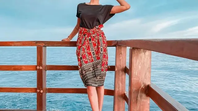 10 Potret Kirana Larasati Tampil Kekinian dan Modis dengan Kain Batik