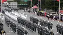 Pasukan penjaga kehormatan militer mengambil bagian dalam perayaan Hari Nasional Taiwan di depan Kantor Kepresidenan di Taipei, (10/10/2014). (REUTERS/Pichi Chuang)