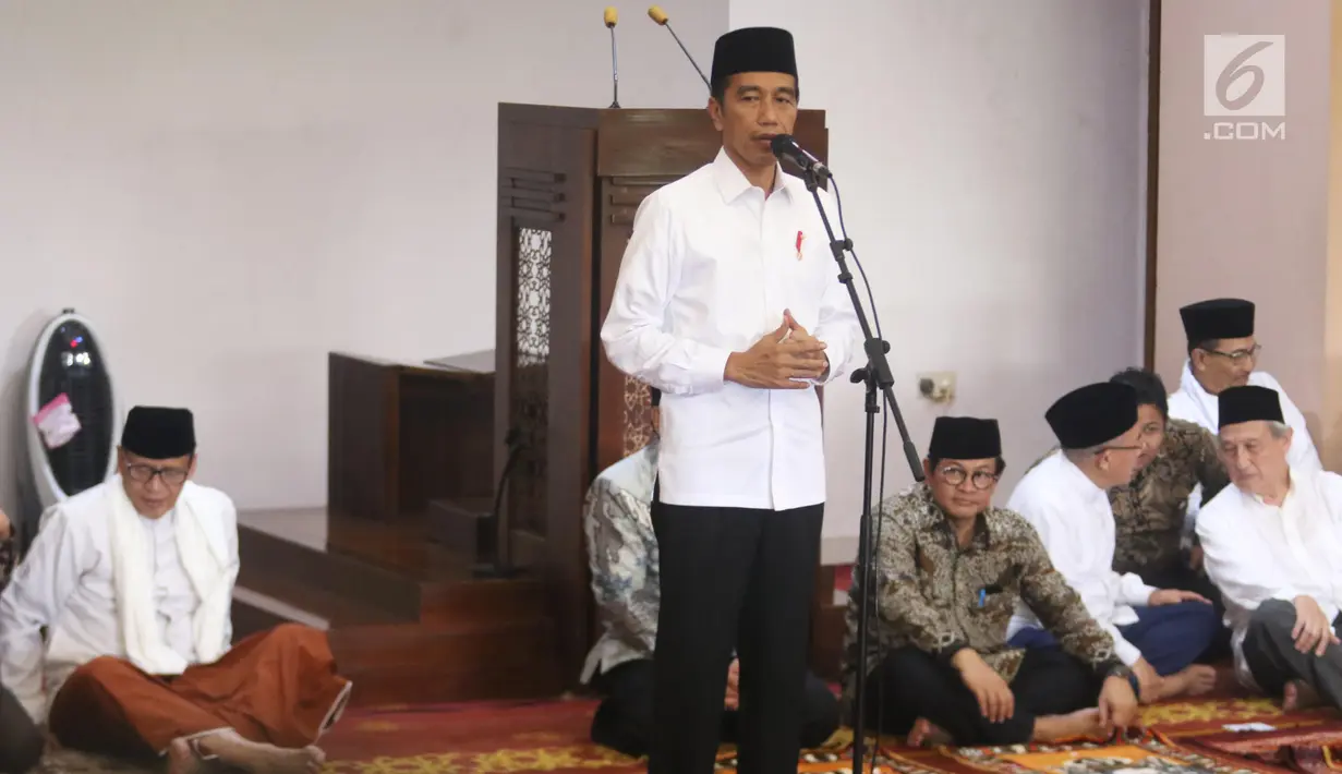 Presiden Joko Widodo memberi sambutan saat pembagian sertifikat tanah wakaf di Masjid Raya Bani Umar, Tangerang Selatan, Jumat (22/2). Jokowi membagikan 351 sertifikat tanah wakaf untuk musala, tempat pendidikan dan pesantren. (Liputan6.com/Angga Yuniar)