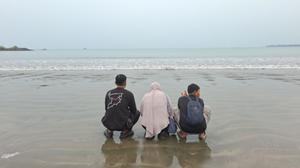 Isak Tangis Keluarga Jurnalis dan Kru Kapal saat Prosesi Tabur Bunga