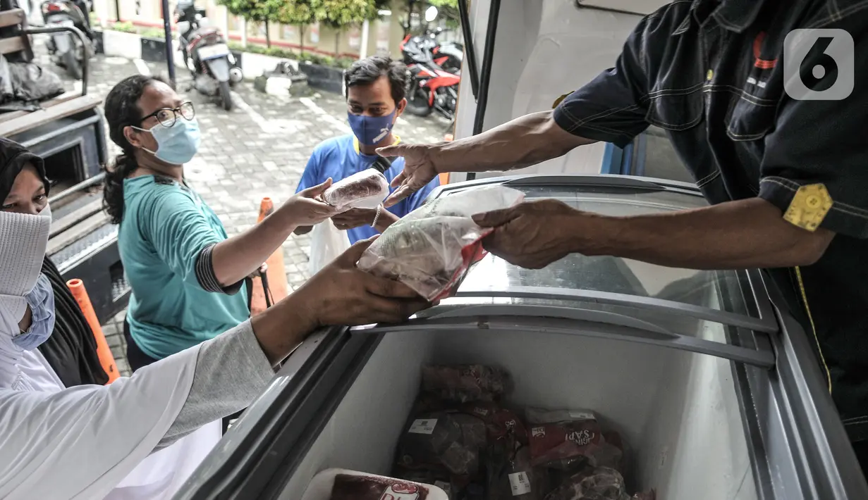 Warga membeli daging yang dijual dalam program Food Truck Daging Goes to Kelurahan di kantor Kelurahan Pisangan Baru, Jakarta, Rabu (17/2/2021).  Layanan Food Truck Daging Goes to Kelurahan guna memudahkan masyarakat membeli daging berkualitas dengan harga kompetitif. (merdeka.com/Iqbal S. Nugroho)