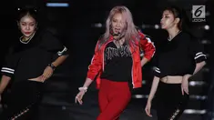  Aksi panggung personil SNSD Hyoyeon menghibur penonton acara Count Down Asian Games 2018 di Monas, Jakarta, Jumat (18/7). Hyoyeon  membawakan dua lagu andalan, "Mistery" dan "Wanna Be". (Liputan6.com/Herman Zakharia)