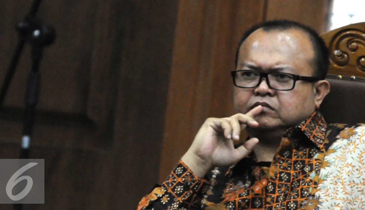 Patrice Rio Capella saat mengikuti sidang lanjutan di Pengadilan Tipikor, Jakarta, Senin (23/11). Rio didakwa menerima gratifikasi Rp 200 juta dari Isteri Gubernur nonaktif Sumatera Utara. (Liputan6.com/Helmi Afandi)