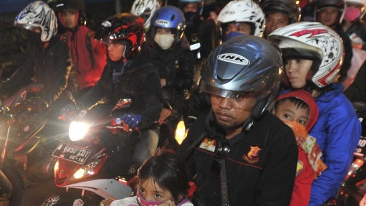 Potret lelah anak-anak pemudik sepeda motor