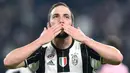 Striker Juventus, Gonzalo Higuain, merayakan gol yang dicetaknya ke gawang Palermo. Keempat gol kemenangan Juventus dicetak oleh Claudio Marchisio, Gonzalo Higuain dan dua gol dari Paulo Dybala. (EPA/Alessandro Di Marco)