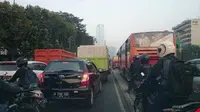 Pagi ini lalu lintas Jakarta terpantau padat dan diwarnai beberapa kecelakaan.