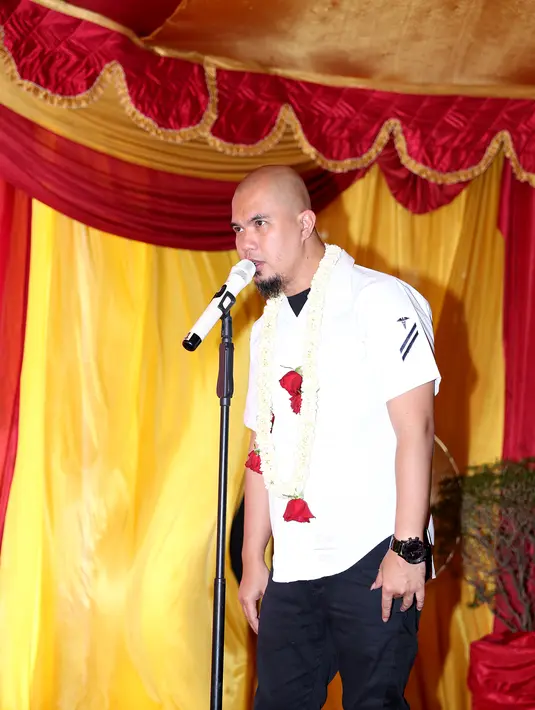 Memiliki bisnis karaoke keluarga tidak membuat Ahmad Dhani takut bersaing dengan menjamurnya pula bisnis sejenis. (Andy Masela/Bintang.com)