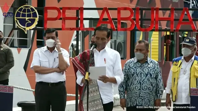 Tangkapan layar Menko Luhut terlihat sibuk menelepon saat Presiden Jokowi berpidato