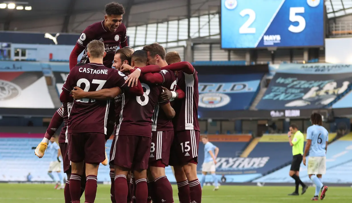 Gelandang Leicester City, Youri Tielemans dikerumuni rekan setimnya setelah mencetak gol dari titik penalty ke gawang Manchester City pada lanjutan Liga Inggris di Etihad Stadium, Minggu (27/9/2020). Jamie Vardy mencetak hat-trick dan Man City takluk 2-5 dari Leicester. (Catherine Ivill/Pool via AP)