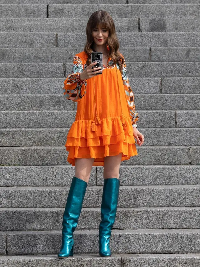 5 Gaya Ikonik Lily Collins dalam Emily in Paris, Yuk Tiru untuk Tampil Dramatis