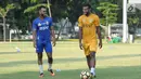 Pemain Bhayangkara FC, Marinus Wanewar (kanan) saat latihan di Lapangan A Kompleks GBK, Jakarta, Senin (19/3). Latihan ini persiapan menghadapi Persija pada laga pembuka Liga 1 Indonesia musim 2018. (Liputan6.com/Helmi Fithriansyah)