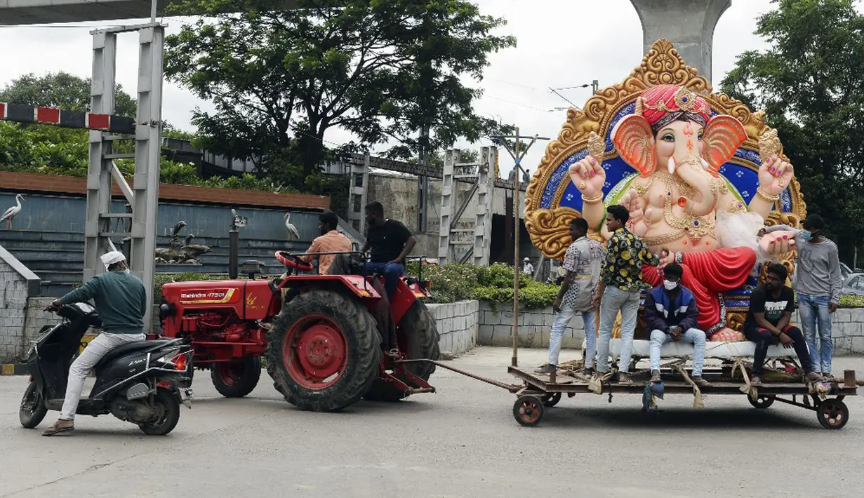 Warga membawa patung Dewa Ganesha di Hyderabad, India, Kamis (9/9/2021). Patung dewa Hindu berkepala gajah tersebut banyak dijual jelang Festival Ganesh Chaturthi. (NOAH SEELAM/AFP)