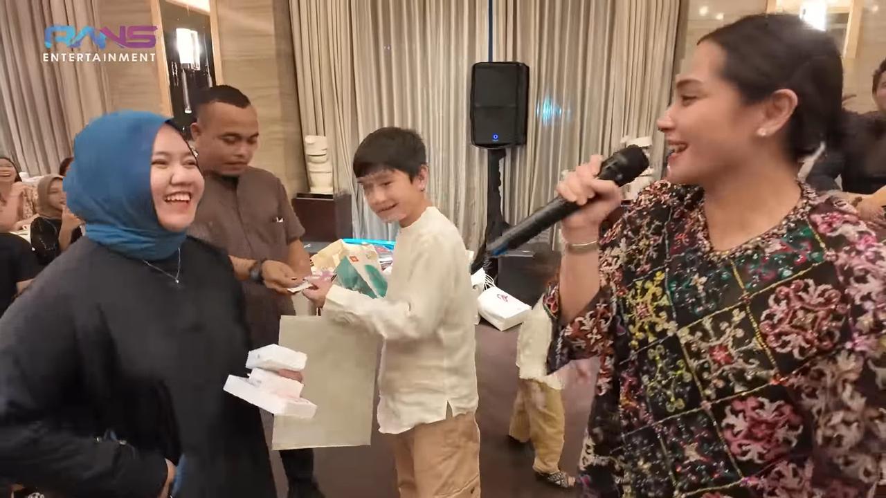 Intip Keseruan Nagita Slavina Bagi-bagi Undian THR Untuk Karyawan Rans, Ada Motor Hingga Uang Ratusan Dollar