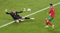 Pemain Portugal, Cristiano Ronaldo, berusaha mencetak gol ke gawang Republik Ceko dalam duel matchday 1 Grup F Euro 2024, Rabu (19/6/2024). CR7 dua kali gagal mencetak gol, mulai dari offside hingga bola membentur tiang.  (AP Photo/Sergei Grits)