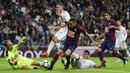 Kiper Eibar, Marko Dmitrovic (kiri) berusaha mengamankan bola dari kejaran para pemain Real Madrid pada lanjutan La Liga Santander di Santiago Bernabeu stadium, Madrid, (22/10/2017). Madrid menang 3-0. (AFP/Pierre-Philippe Marcou)