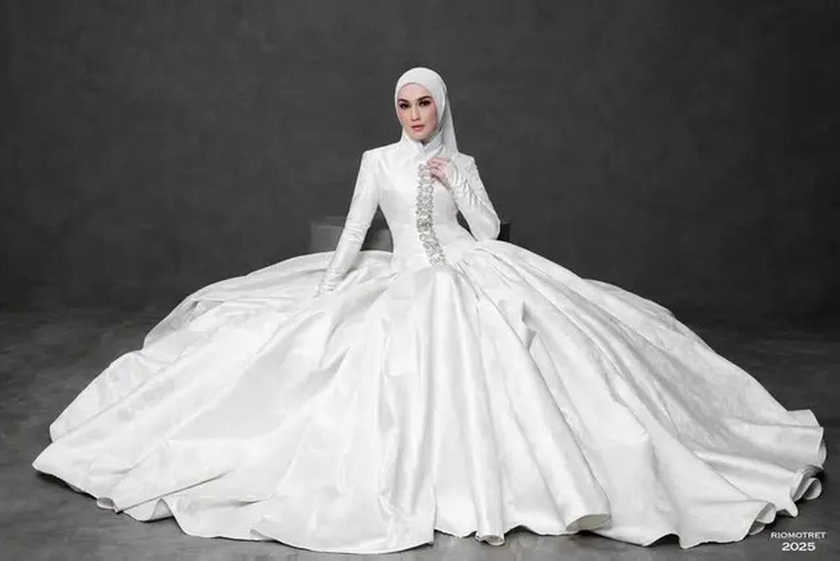 Photoshoot Irish Bella Bersama Keluarga, Inspirasi Menarik Outfit Formal dan Bertema Adat