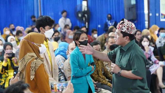 Menteri BUMN Erick Thohir dalam kuliah umum di Universitas PGRI Banyuwangi, Minggu (15/4/2022). (Foto: Erick Thohir)