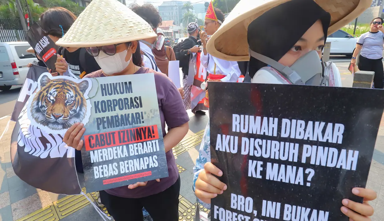 Aktivis lingkungan Wahana Lingkungan Hidup Indonesia (Walhi) berunjuk rasa terkait kebakaran hutan dan lahan (karhutla) di kawasan Tosari, Jakarta, Jumat . 14 Agustus 2026/ (KLY/ Arie Basuki)