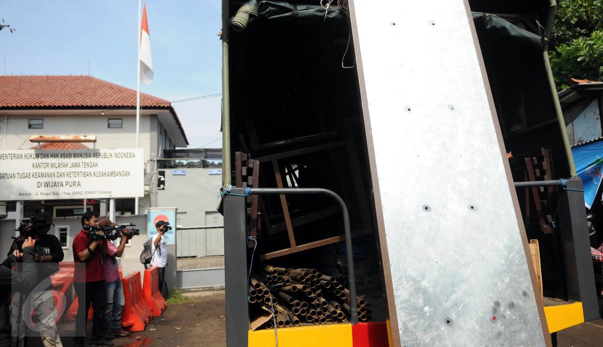 Awak media mengabadikan gambar truk berisikan logistik yang memasuki dermaga Wijayapura, Cilacap, Jateng, Rabu (27/7). Sejumlah persiapan terus dilakukan oleh Lapas Nusakambangan menjelang eksekusi hukuman mati jilid III. (Liputan6.com/Helmi Afandi)
