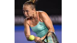 Petenis Ukraina, Kateryna Bondarenko mengembalikan bola saat melawan petenis Swiss, Belinda Bencic pada hari ke-5 turnamen tenis Australian Open 2016  di Melbourne, Jumat (22/1/2016). (AFP/Greg Wood)