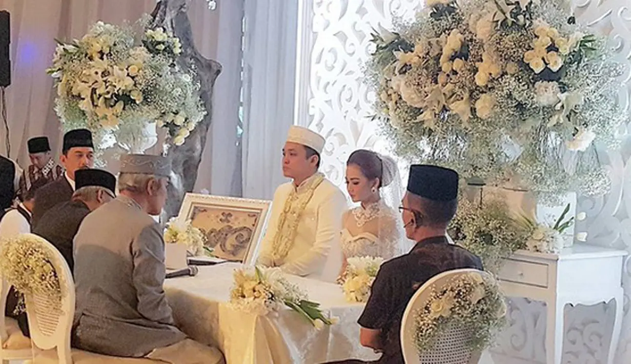 Gilang Dirga resmi melepas masa lajangnya dengan menikahi Adiezty Ferza pada Minggu (18/9/2016). Seperangkat alat salat dan uang sebesar Rp. 300.314 menjadi mas kawinnya. (Instagram/gilangdirga)
