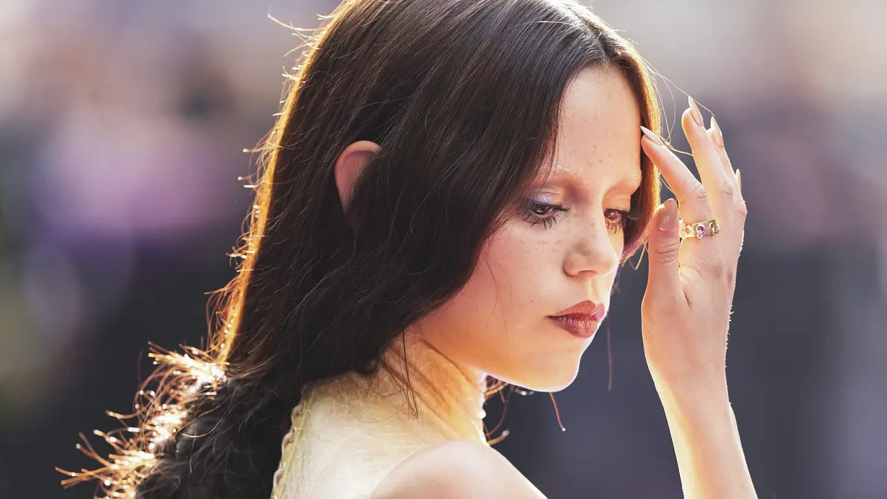 Gaya Dark Beauty Jenna Ortega Saat Hadiri Premiere Wednesday Season 2