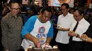 Jokowi tersenyum mendapat potongan kue ulang tahun. Priyo sedang menunggu giliran (Liputan6.com/Johan Tallo).