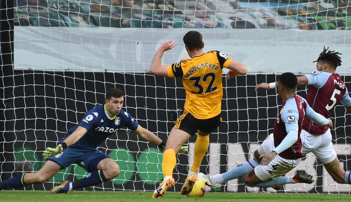 Bek Aston Villa, Tyrone Mings, berusaha menghalau bola saat melawan Wolverhampton Wanderers pada laga Liga Inggris di Stadion Molineux, Minggu (13/12/2020). Aston Villa menang dengan skor 0-1. (Rui Viera/Pool/AFP)