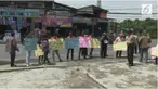 Tak kunjung diberangkatkan, beberapa warga lakukan demo di sebuah kantor biro umroh dengan menyegel kantor dan membakar ban bekas.