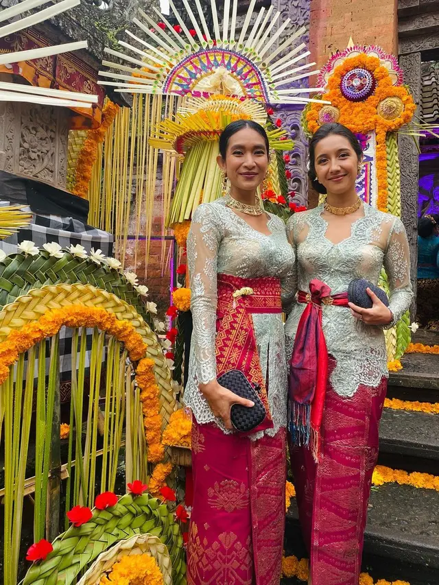 Happy Salma Mengenakan Kebaya