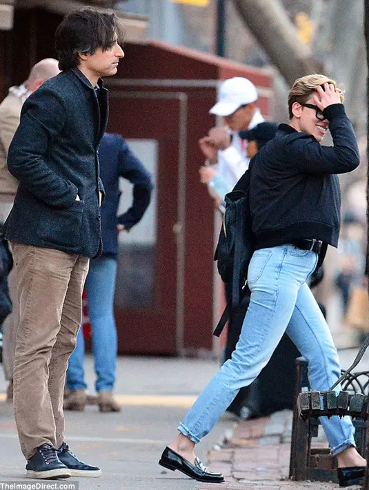 Tak diketahui kabar perceraian dengan suaminya yang ramai dibicarakan belum lama ini, Scarjo tertangkap kamera sedang bersama seorang pria misterius dan tengah asik menikmati waktu mereka berdua. (doc.dailymail.com)