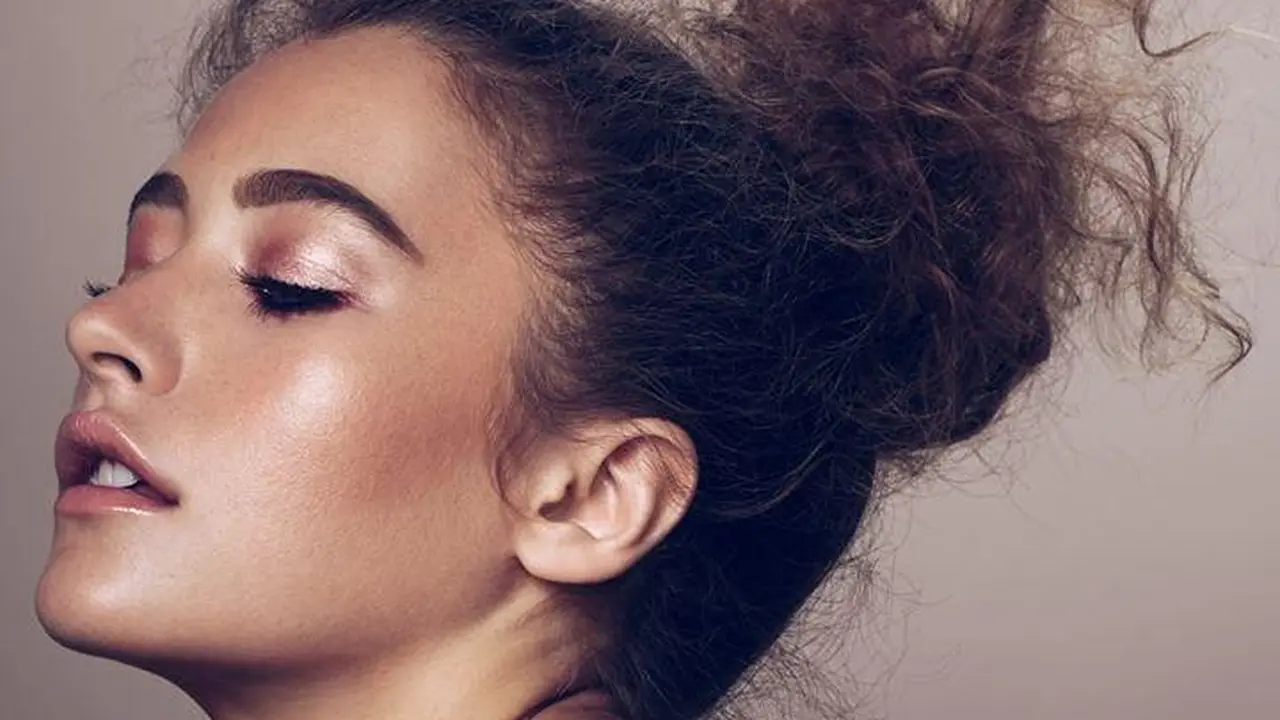 Beauty Hack: Foundation jadi concealer, highlighter dan base lipstick / Image: FIMELA.com