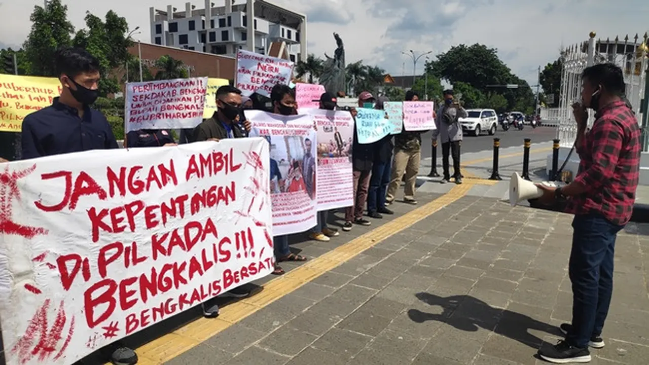 Mahasiswa berdemonstrasi terkait penunjukkan Plt Bupati Bengkalis oleh Gubernur Riau Syamsuar.