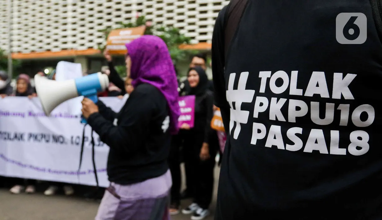 Peserta aksi kelompok Masyarakat Peduli Keterwakilan Perempuan  berorasi mengenai penolakan terhadap Peraturan Komisi Pemilihan Umum (PKPU) Nomor 10 Pasal 8 di kompleks Badan Pengawas Pemilu (Bawaslu), Jakarta, Senin (8/4/2023).  (Liputan6.com/Herman Zakharia)