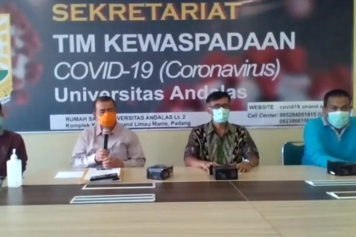 Wakil Gubernur Sumbar, Nasrul Abit saat melakukan wawancara online dengan jurnalis di provinsi setempat.