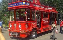 Dialah orang di balik kemudi Bus Bandros