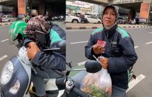 Wanita Ini Bantu Driver Ojol yang Sedang Tertidur saat Nunggu Orderan, Beri Makanan hingga Uang Tunai