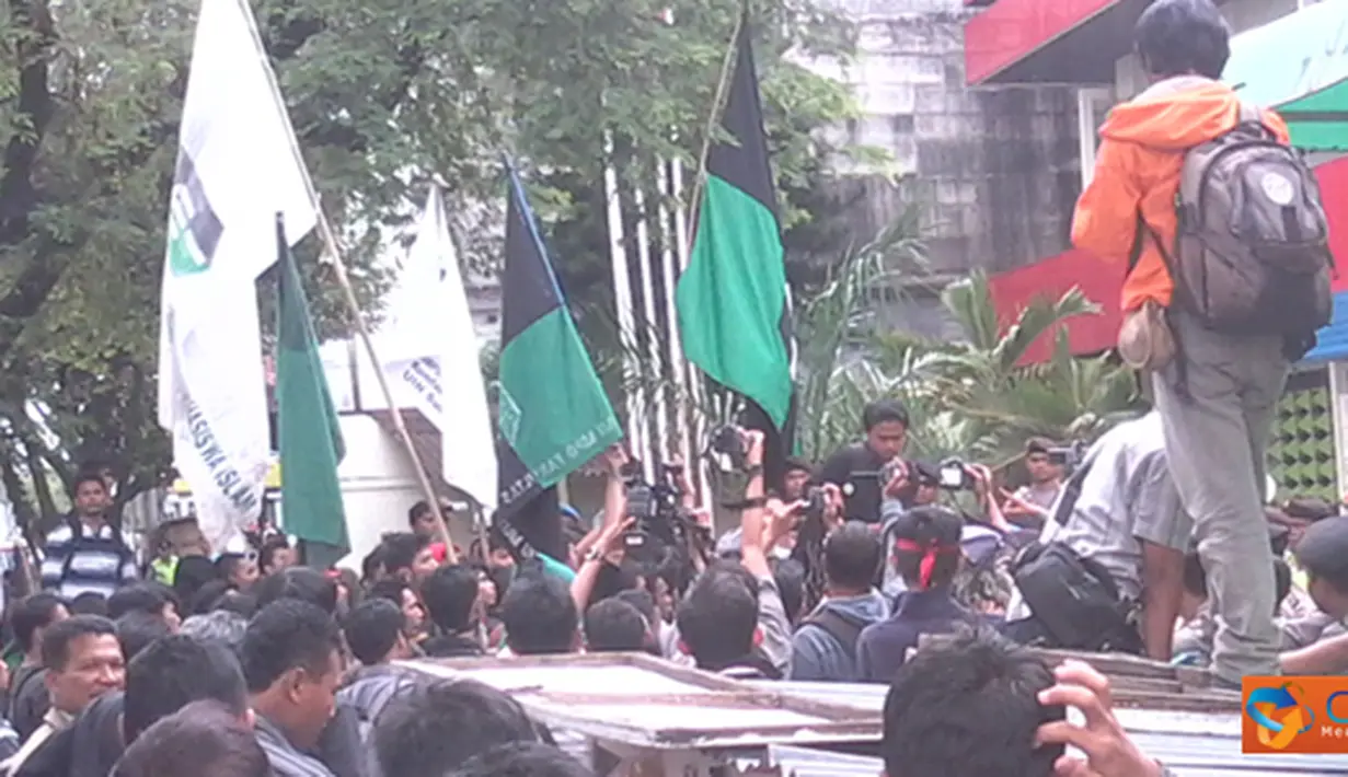 Citizen6, Yogyakarta: Setelah beberapa utusan mahasiswa keluar dari kantor pertamina, para mahasiswa melanjutkan demo ke gedung DPR yogyakarta. (Pengirim: Tomi)