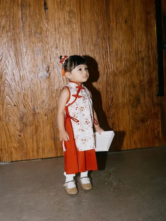 Berpose super gemas, Ameena mengenakan atasan dengan siluet cheongsam, lengkap dengan rok panjangnya. [Foto: Instagram/ameenaatta]