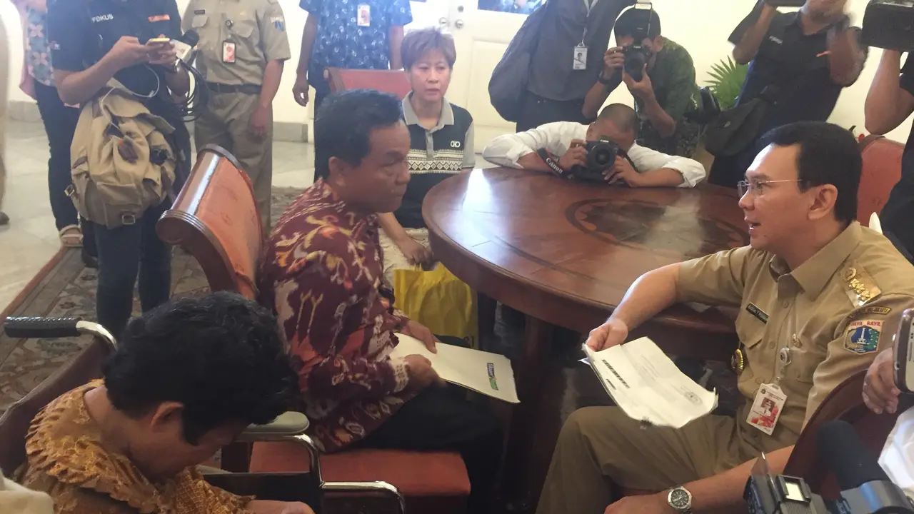 Saat Ahok Hibur Warga yang Stroke dan Tak Dapat Uang Pensiun