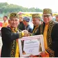 Pemkot Tarakan memberikan 63 penghargaan kepada individu dan lembaga yang telah berkontribusi bagi pembangunan daerah.