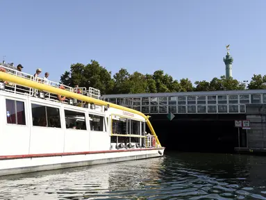 Sebuah kapal wisata berlayar menuju Kanal Saint Martin, Paris dari Pelabuhan Arsenal, Paris (16/07/2015). Kanal Saint Martin merupakan kanal sepanjang 4,5 km di Paris. (AFP PHOTO / MIGUEL MEDINA)