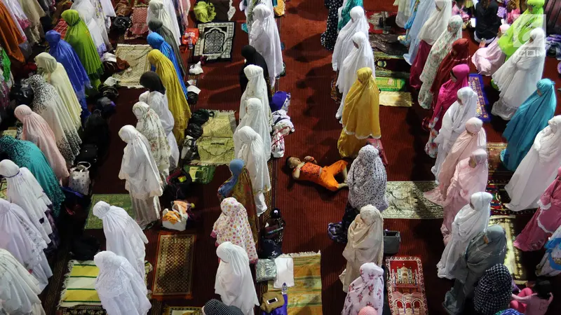 Tarawih Pertama, Umat Muslim Penuhi Masjid Istiqlal