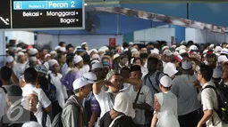 Suasana kepadatan yang terjadi di Stasiun Juanda, Jakarta, Sabtu (11/2). Massa yang kebanyakan mengenakan baju putih-putih ini memadati Stasiun Juanda untuk naik kereta kembali pulang ketempat masing-masing. (Liputan6.com/Immanuel Antonius)