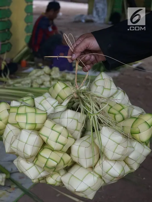 Pedagang membawa kulit ketupat untuk dijual di kawasan Bintaro, Jakarta, Sabtu (10/8/2019). Menjelang Idul Adha, para pedagang menjual kulit ketupat dengan harga sekitar Rp 8 ribu per sepuluh buah tergantung ukuran. (Liputan6.com/Herman Zakharia)