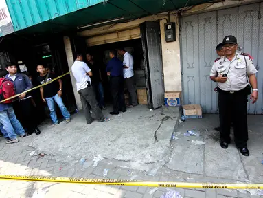 Satuan narkoba Polda Metro Jaya menggerebek gudang sabu di Jalan Biak, Jakarta, Rabu (30/4/14). (Liputan6.com/Faizal Fanani)